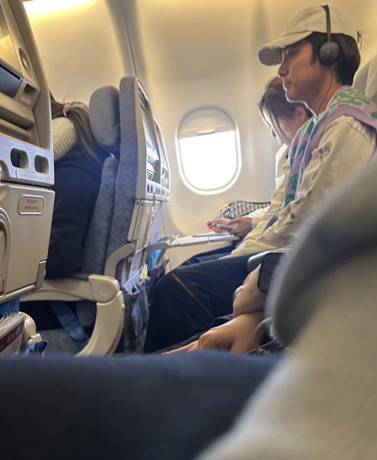 林子祥祖孫三代搭乘飛機，葉蒨文抱孫女坐頭等，繼子夫婦在經濟艙