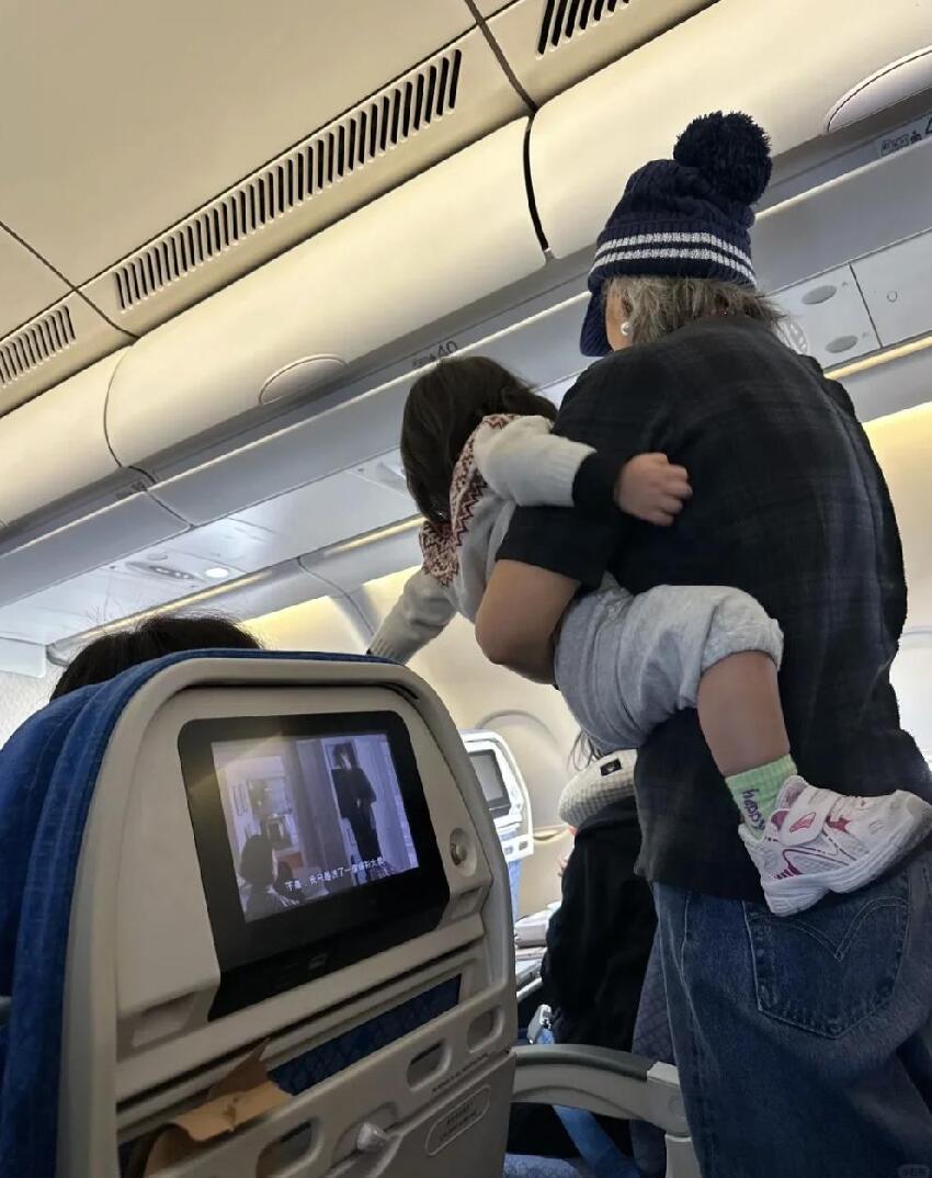 林子祥祖孫三代搭乘飛機，葉蒨文抱孫女坐頭等，繼子夫婦在經濟艙