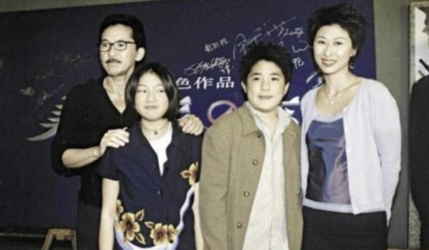 林子祥祖孫三代搭乘飛機，葉蒨文抱孫女坐頭等，繼子夫婦在經濟艙