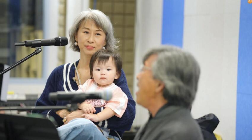 林子祥祖孫三代搭乘飛機，葉蒨文抱孫女坐頭等，繼子夫婦在經濟艙