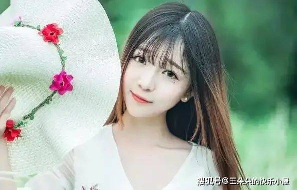 對你動了真情的女人,往往不會主動說,但會給你這4個「暗示」!