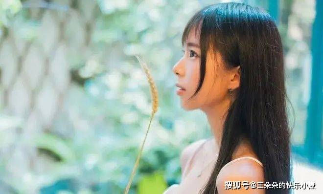 對你動了真情的女人,往往不會主動說,但會給你這4個「暗示」!