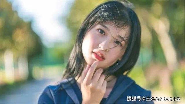 對你動了真情的女人,往往不會主動說,但會給你這4個「暗示」!