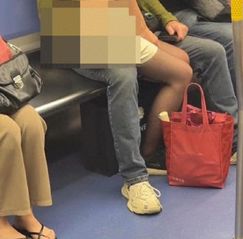 誇張！港鐵車廂驚現公然不雅行為！目擊市民看崩潰，網友神出：原來是慣犯！