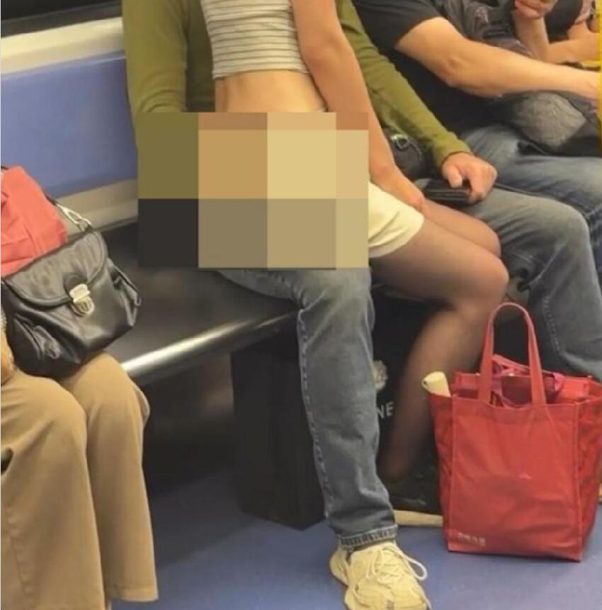 誇張！港鐵車廂驚現公然不雅行為！目擊市民看崩潰，網友神出：原來是慣犯！
