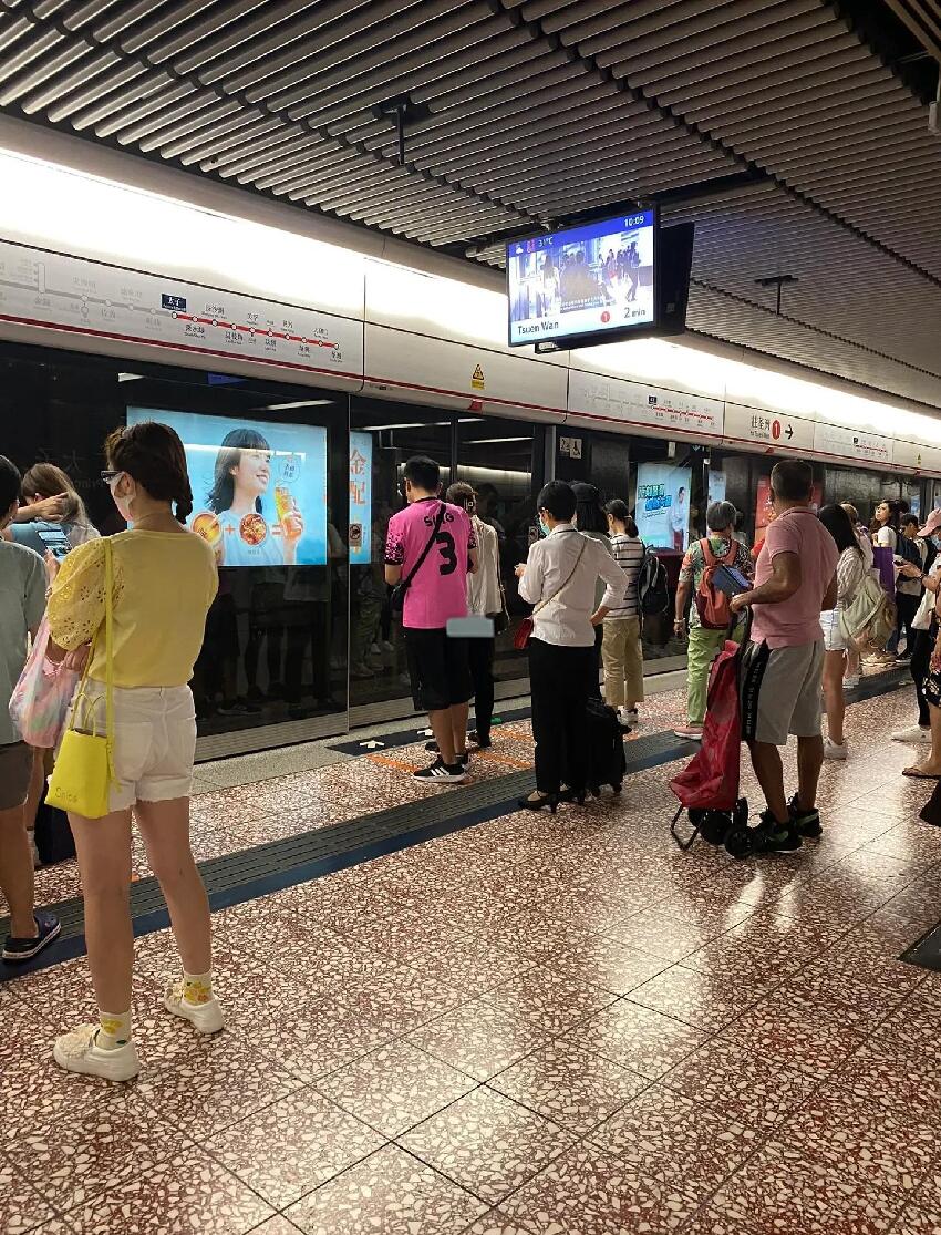 誇張！港鐵車廂驚現公然不雅行為！目擊市民看崩潰，網友神出：原來是慣犯！