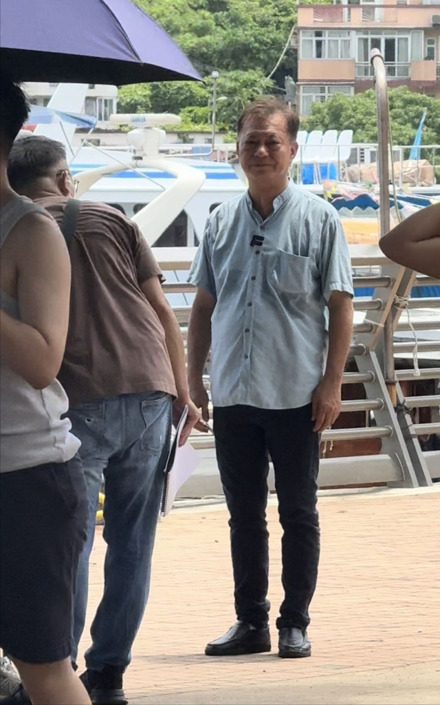 66歲港星酷暑開工衣服濕透，當街掀衣抹汗露大肚，身家過億無助手