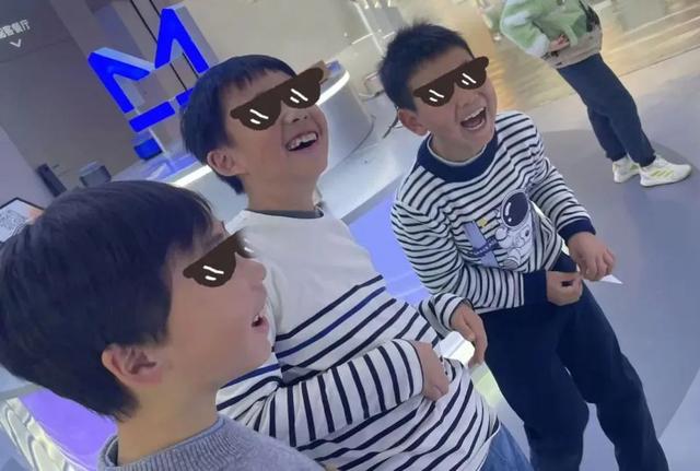 小學生隱形攀比第一名，早就不是電話手錶了！老母親看完眼前一黑