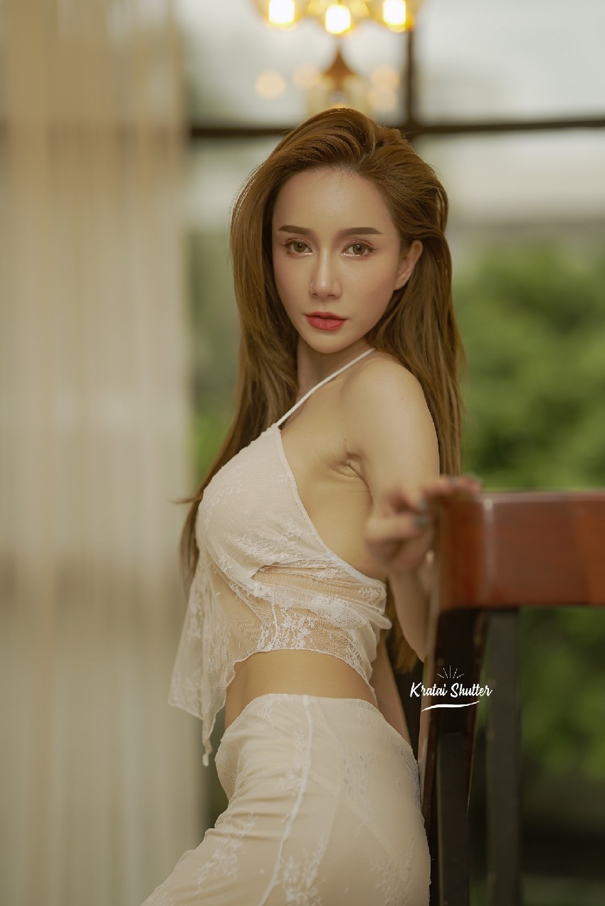 Thai model Kanyanat Saeang boldly shows off her perfect figure