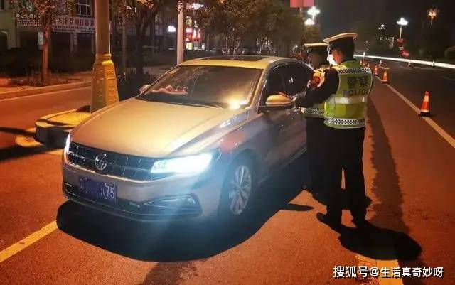 喝下一瓶啤酒，多久才能駕駛汽車？交警：如果不想酒駕，請記住這個時間！