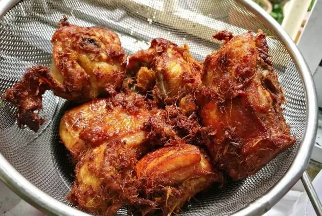 南乳炸雞，馬來式香料炸雞的做法，香味十足，超下飯 （食譜看評論區）