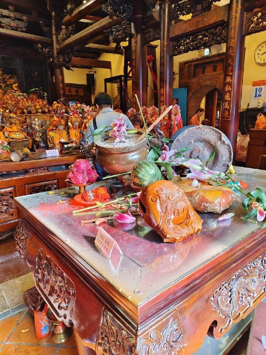 快訊/340年萬和宮遇襲！35歲男砸媽祖金身，4座光明燈全倒