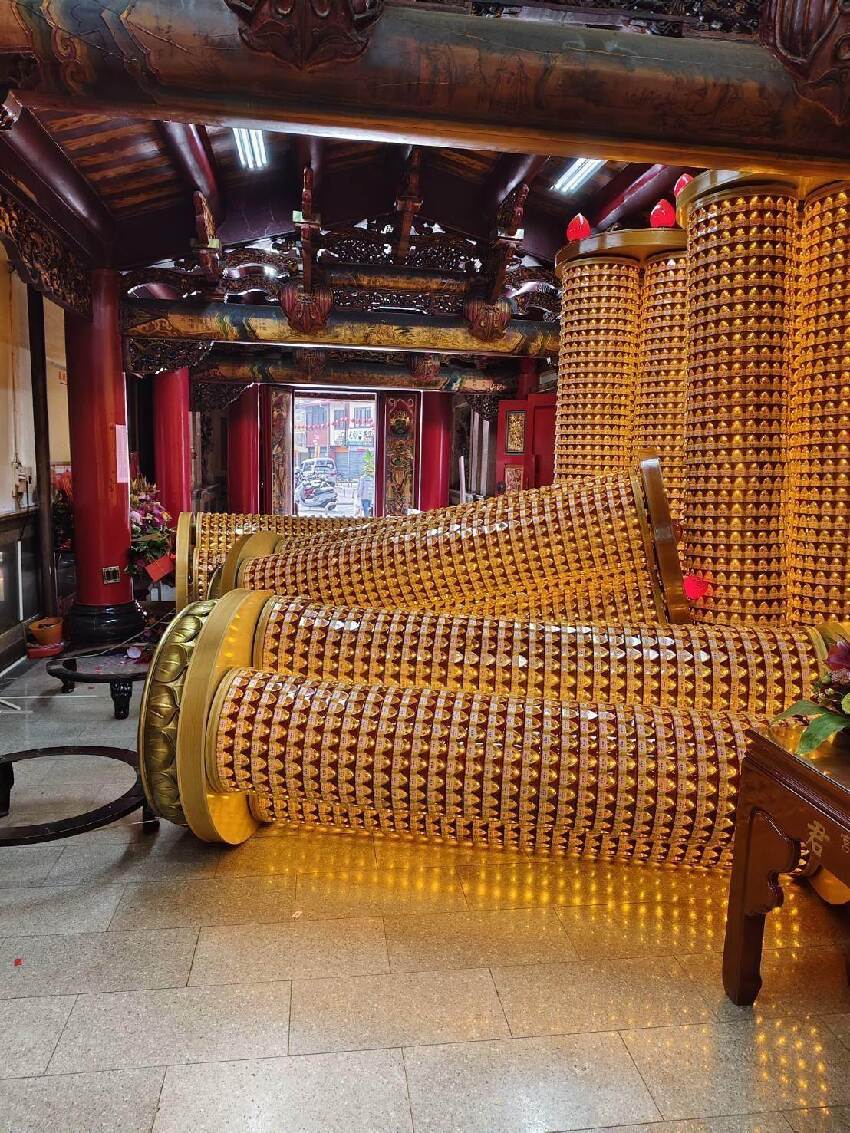 快訊/340年萬和宮遇襲！35歲男砸媽祖金身，4座光明燈全倒