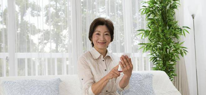 60歲阿姨再嫁34歲小伙，阿姨：晚上太折騰，小伙：這是妻子的責任