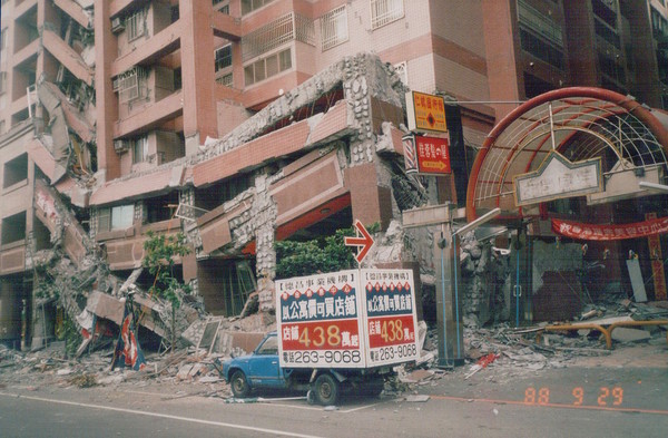 全家人都罹難！921大地震「5歲女童獨活」幾乎無傷　她童言喊「爸爸抱我出來的」救難隊錯愕痛哭