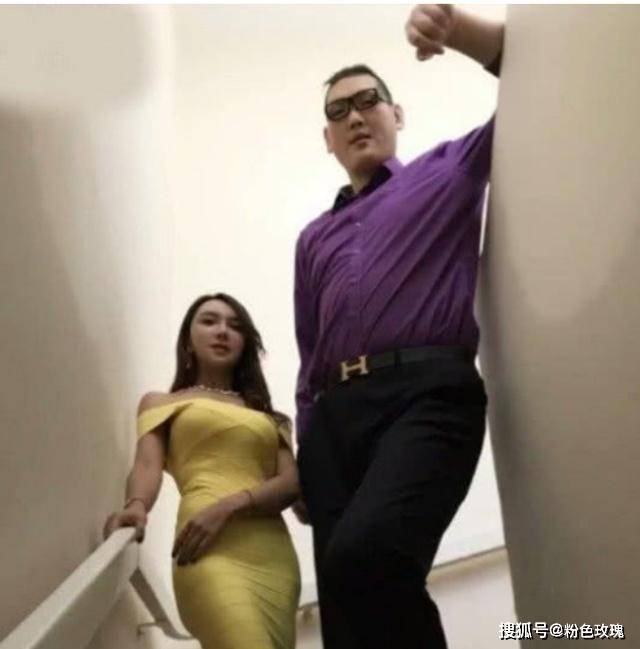 她被稱為「最美潘金蓮」，一婚嫁給1米侏儒，二婚卻嫁給了2米巨人