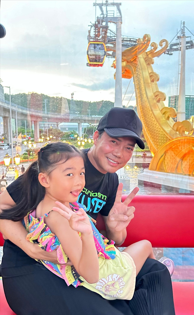 謝天華一家四口合照罕曝光！老婆優雅迷人，5歲女兒受寵兒子調皮