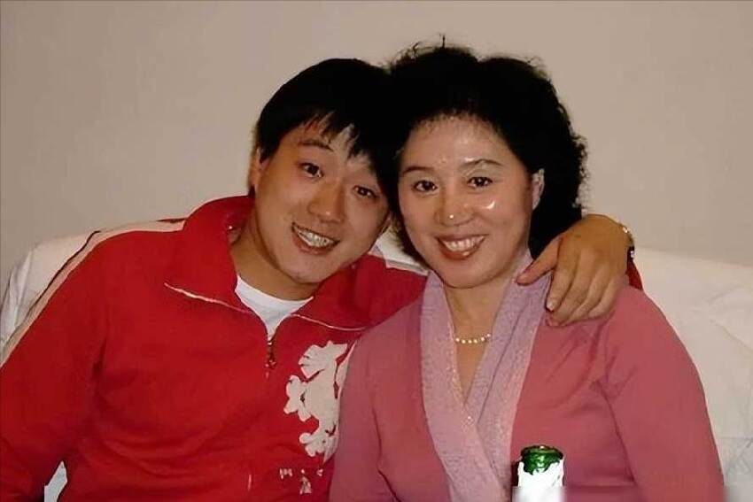 演藝圈「最強師生戀」，讓老師8年生3孩子，如今一家五口其樂融融