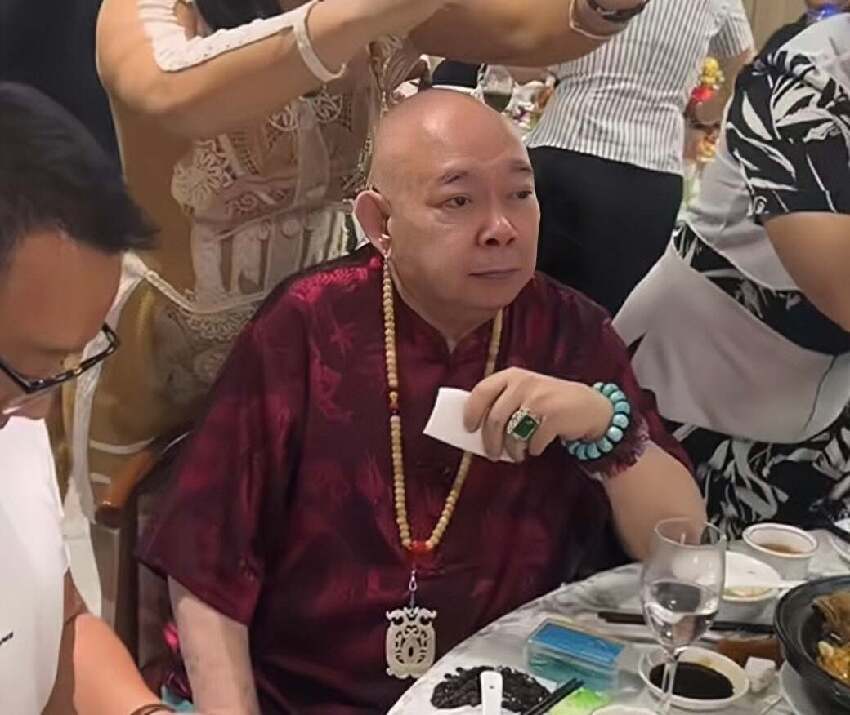 長胖50斤變滄桑！香港男星82歲生日罕見露面，網友直呼不敢認