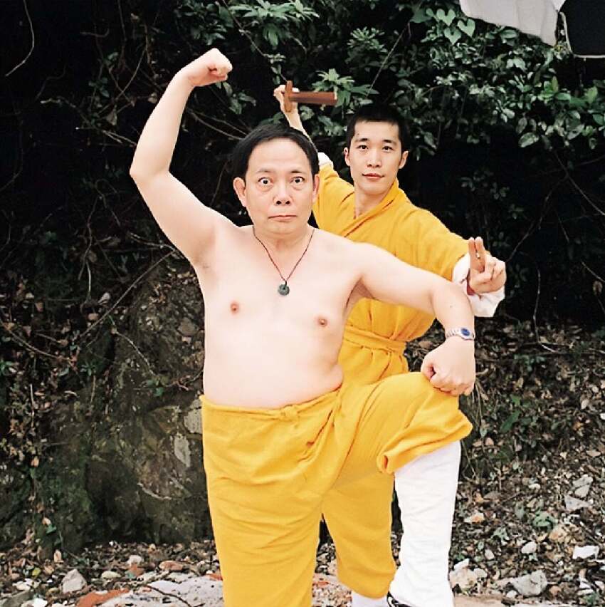 長胖50斤變滄桑！香港男星82歲生日罕見露面，網友直呼不敢認