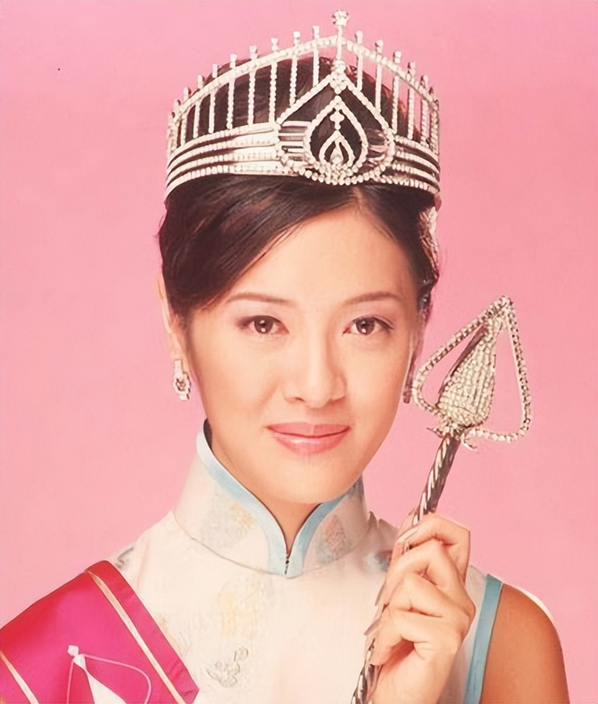 前港姐冠軍近照曝光！四段戀情全是分手收場，51歲未婚堅持不將就