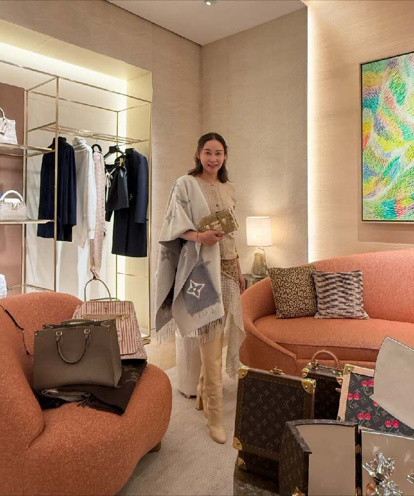 TVB最美繼母國外瘋狂掃貨引熱議，為富商生女無名無份，過得幸福