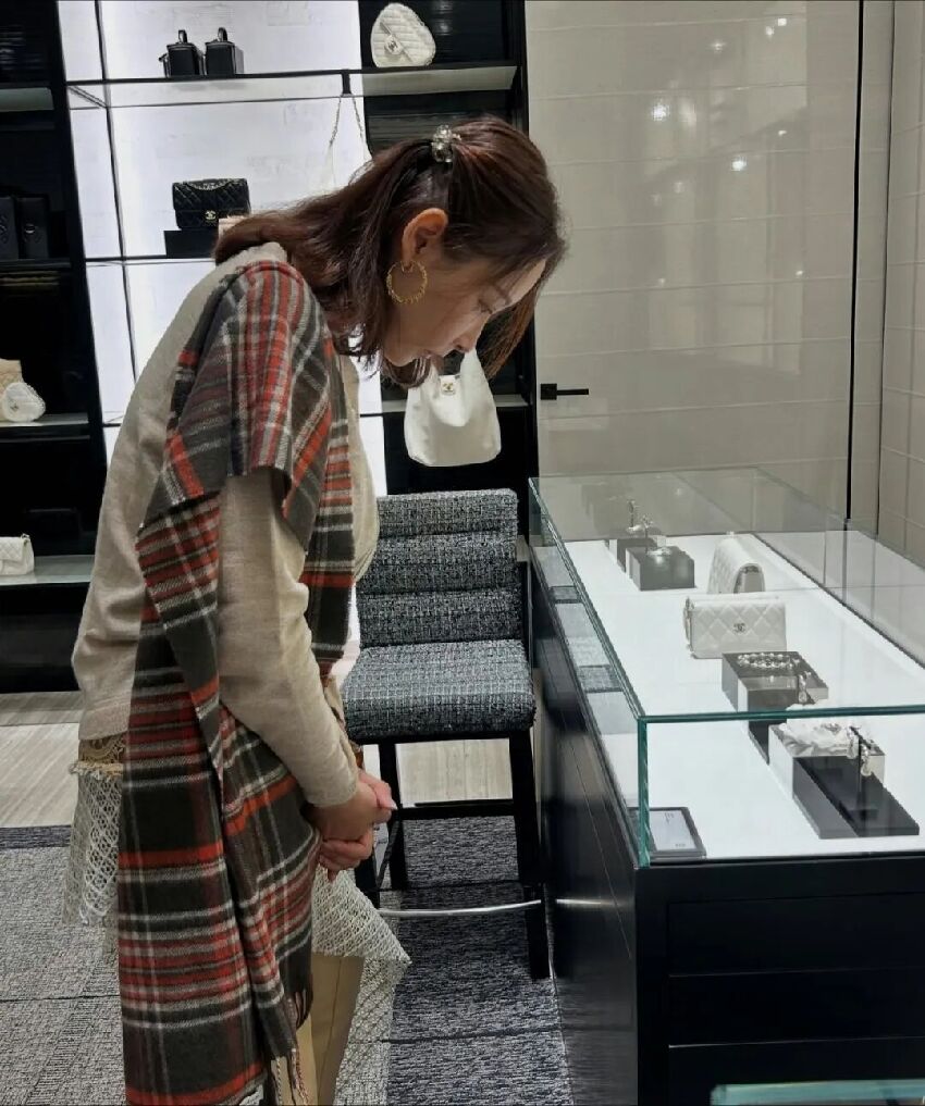 TVB最美繼母國外瘋狂掃貨引熱議，為富商生女無名無份，過得幸福