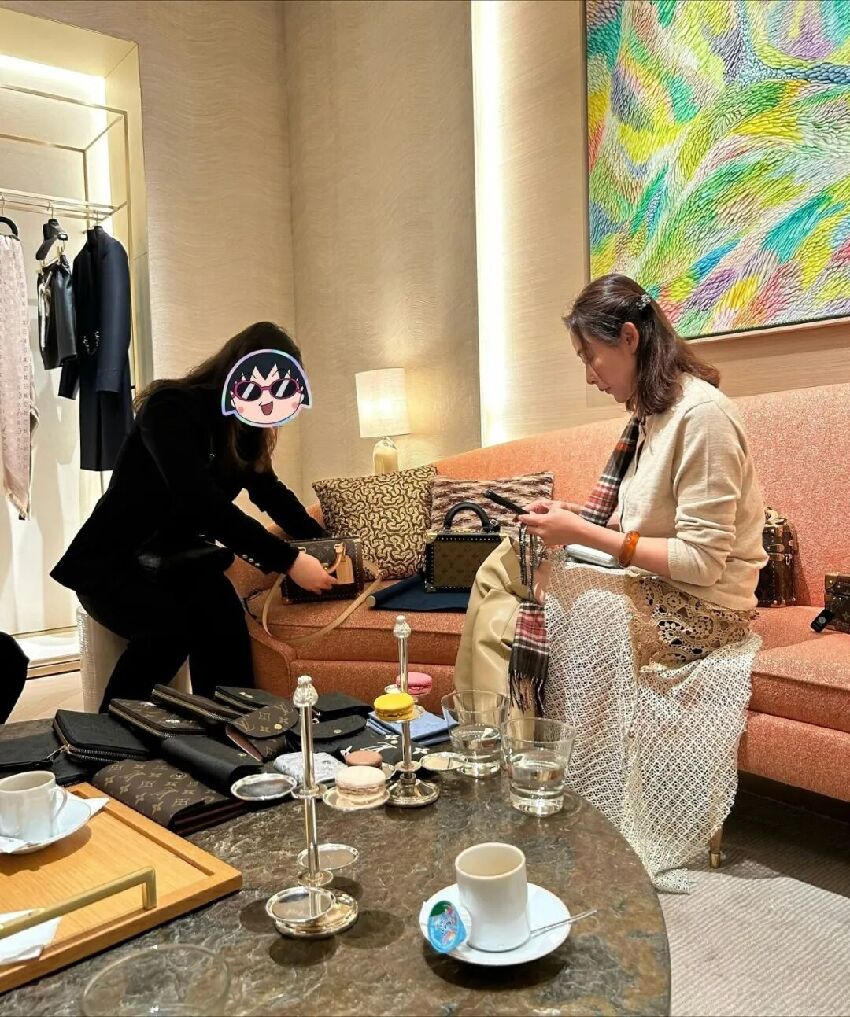 TVB最美繼母國外瘋狂掃貨引熱議，為富商生女無名無份，過得幸福