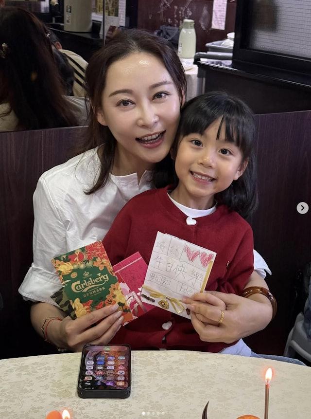 TVB最美繼母國外瘋狂掃貨引熱議，為富商生女無名無份，過得幸福