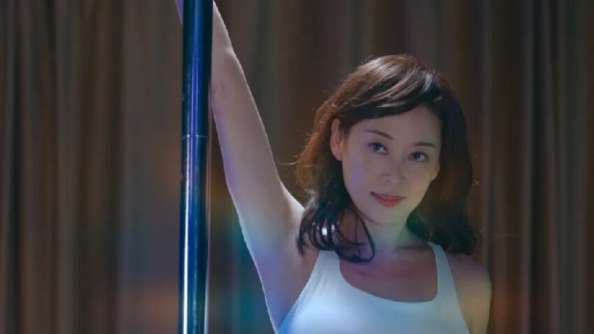 TVB最美繼母國外瘋狂掃貨引熱議，為富商生女無名無份，過得幸福