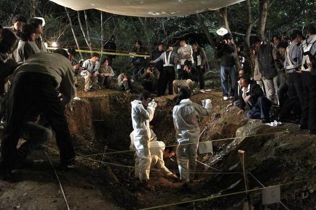 5男童離奇失蹤成三大懸案！總統「動用31萬警力」毫無線索，11年後被發現遺體成白骨「相疊被壓大石下」