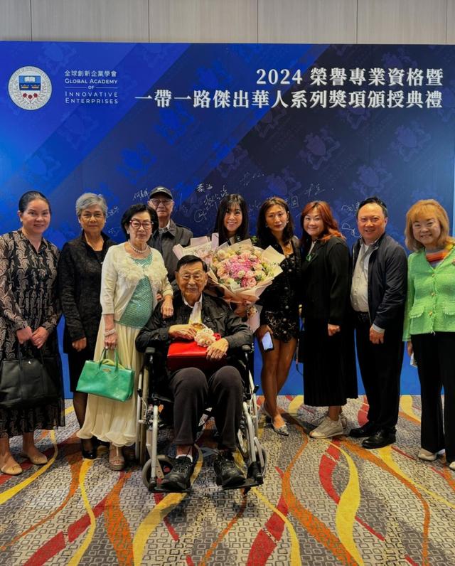 傅明憲曬凍齡父母合照！90歲母親富態優雅站得直，94歲父親坐輪椅