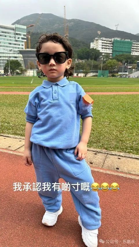 陳山聰3歲兒子校運動會勇奪金牌！小臉跑得通紅，奶乎乎令人心化