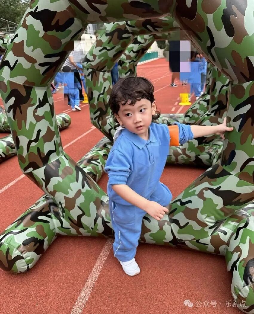 陳山聰3歲兒子校運動會勇奪金牌！小臉跑得通紅，奶乎乎令人心化