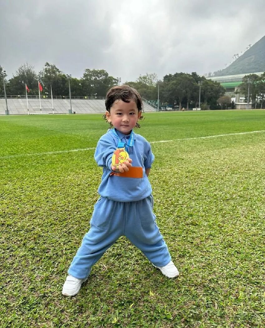 陳山聰3歲兒子校運動會勇奪金牌！小臉跑得通紅，奶乎乎令人心化