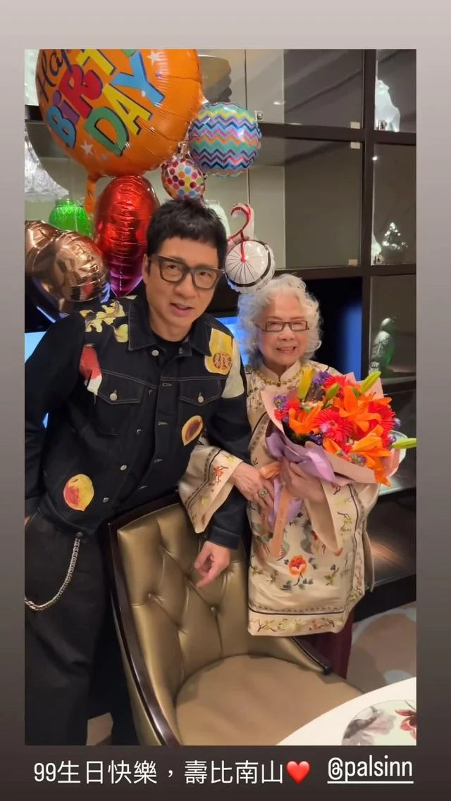 單立文母親90歲大壽，雍容華貴現身，兒子送花兒媳胡蓓蔚孝敬紅包