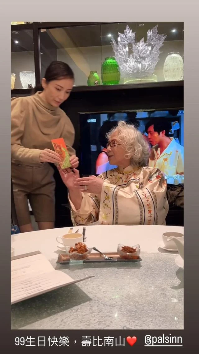 單立文母親90歲大壽，雍容華貴現身，兒子送花兒媳胡蓓蔚孝敬紅包