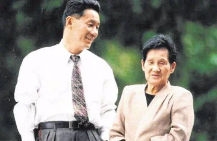 為小18歲情人！狠斷40年婚姻「200億全給妻子」凈身出戶「卻被小女友拋棄」悔嘆：不如跟前妻