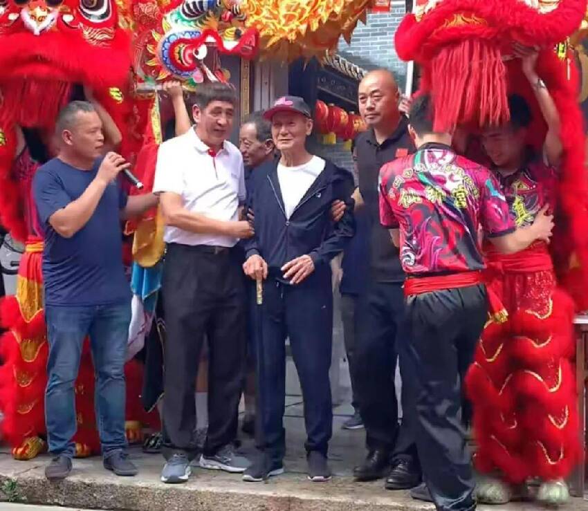 知名打星回內地祭祖，身體糟糕需兩人攙扶，為治病已花超200萬