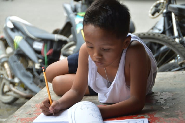 借麥當勞的光！9歲男孩深夜「蹲在街道上寫功課」　麥當勞得知後「直接出手了」結局超催淚