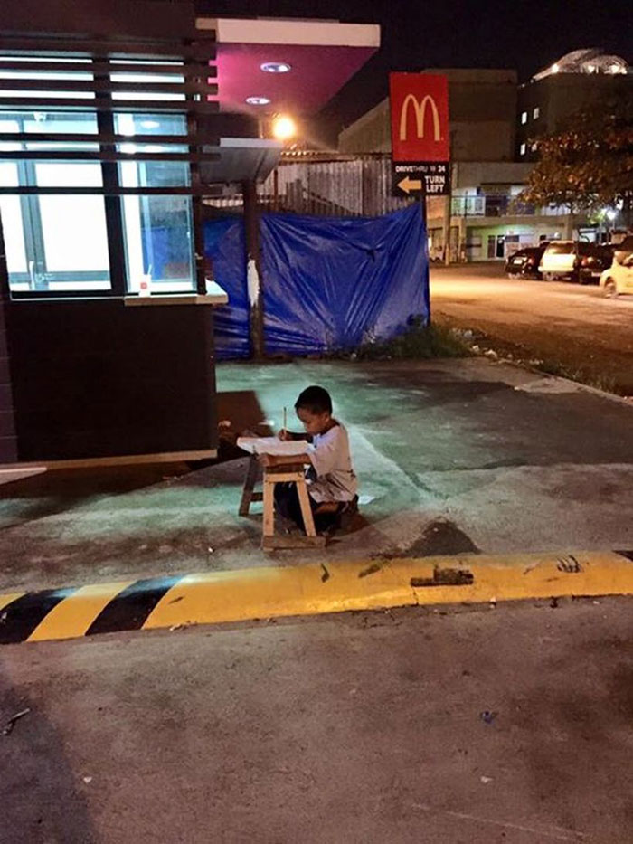 借麥當勞的光！9歲男孩深夜「蹲在街道上寫功課」　麥當勞得知後「直接出手了」結局超催淚