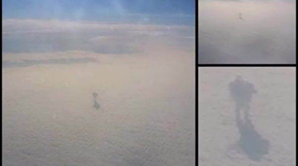 超不可思議！男子搭機在高空看見「一家四口」在「雲中走路」！連專家都無法解釋了！