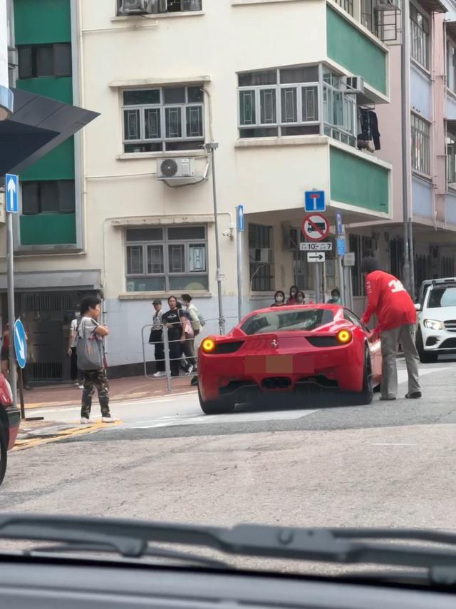 香港男星開法拉利撞倒老奶奶，被曝講一句對不起就走人，本尊回應