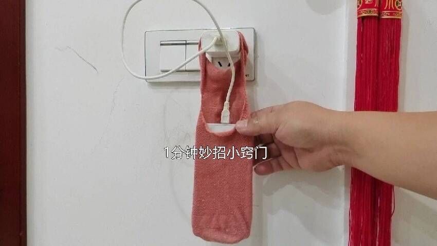 襪子剪一刀,綁椅子上太實用了,解決了家家困擾的煩惱,學到賺到