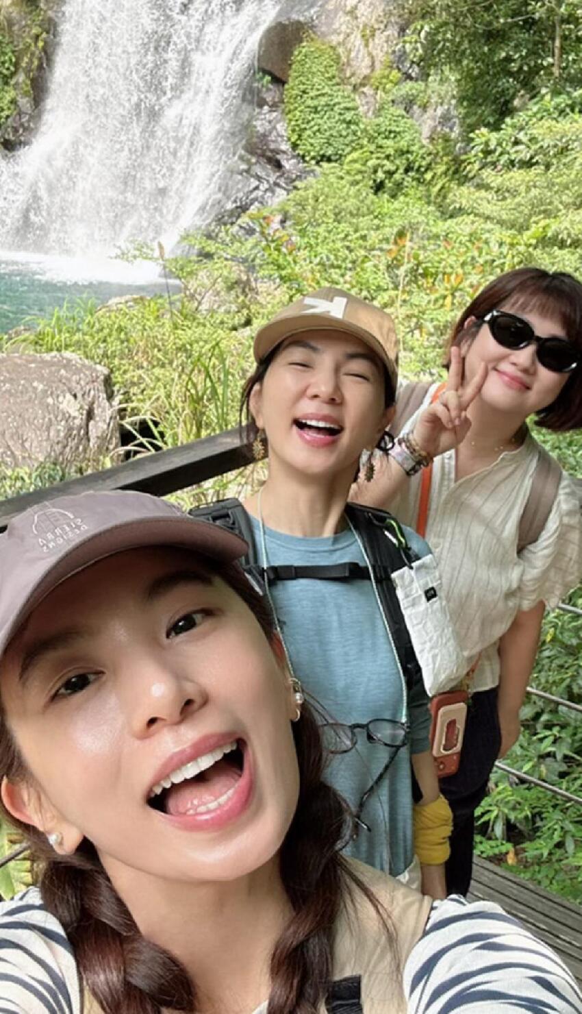 SHE合體爬山！Ella戴老花鏡，田馥甄齒痕搶鏡，任家萱手惹人心疼
