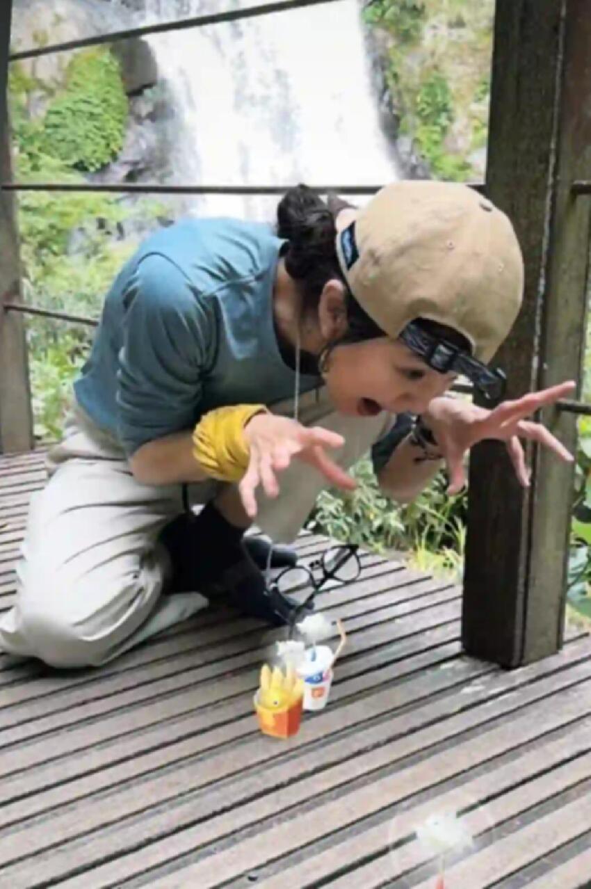 SHE合體爬山！Ella戴老花鏡，田馥甄齒痕搶鏡，任家萱手惹人心疼