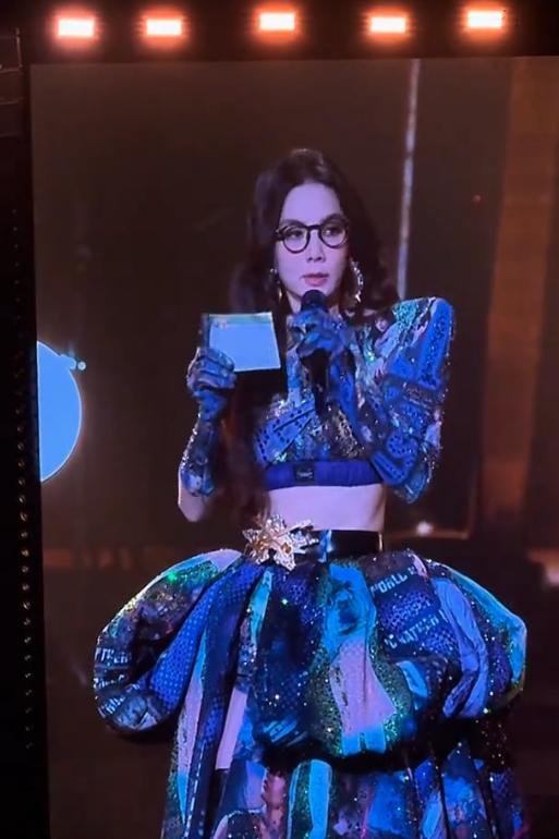 SHE合體爬山！Ella戴老花鏡，田馥甄齒痕搶鏡，任家萱手惹人心疼