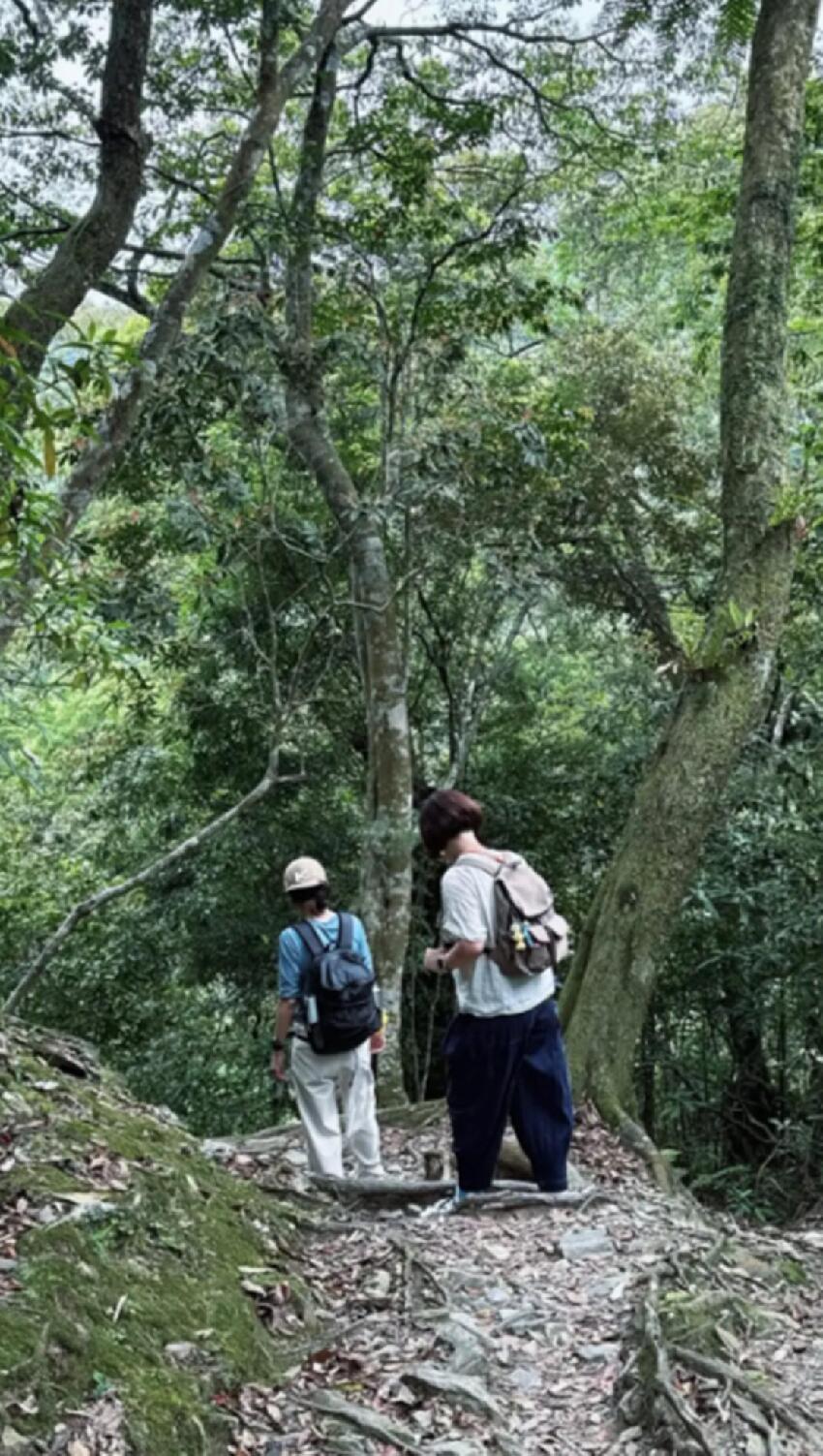 SHE合體爬山！Ella戴老花鏡，田馥甄齒痕搶鏡，任家萱手惹人心疼