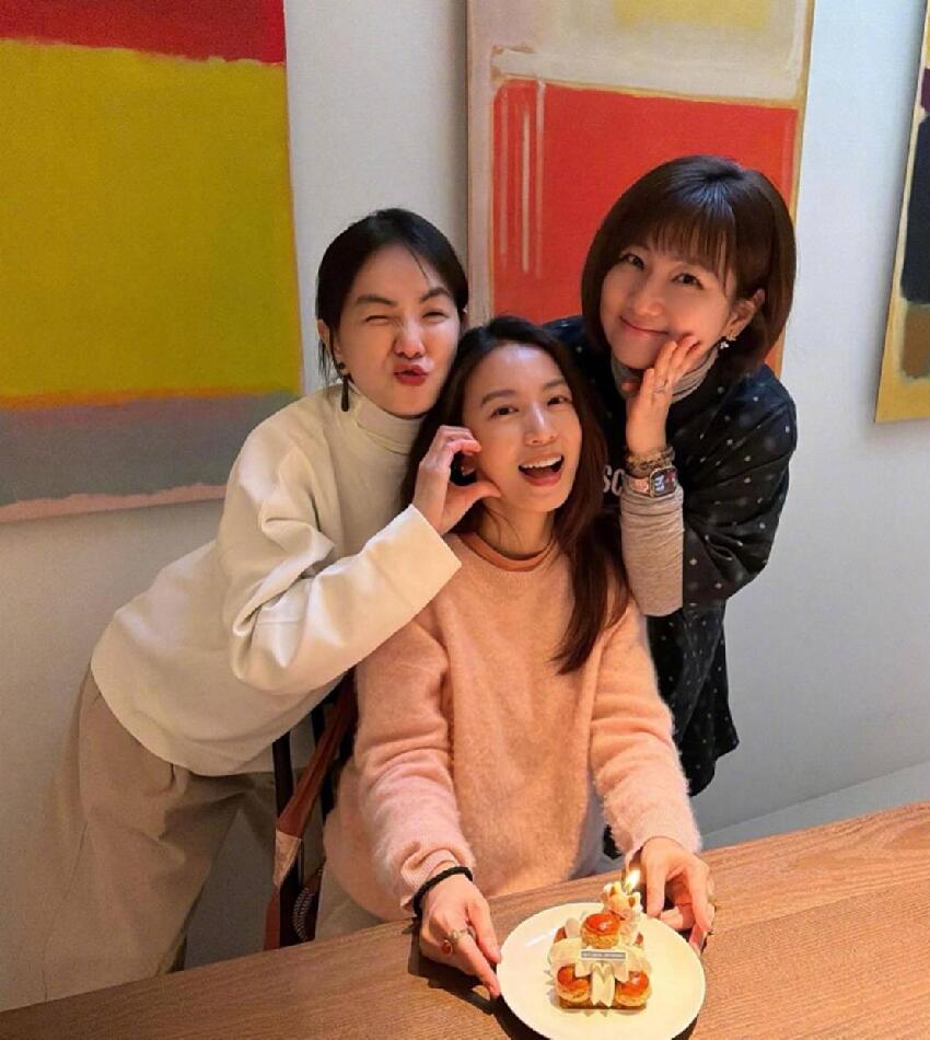 SHE合體爬山！Ella戴老花鏡，田馥甄齒痕搶鏡，任家萱手惹人心疼