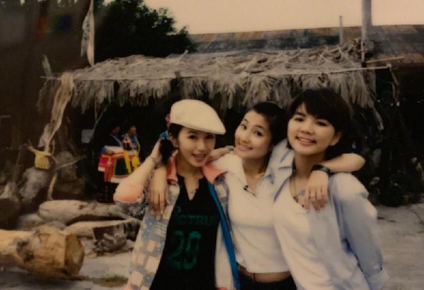 SHE合體爬山！Ella戴老花鏡，田馥甄齒痕搶鏡，任家萱手惹人心疼